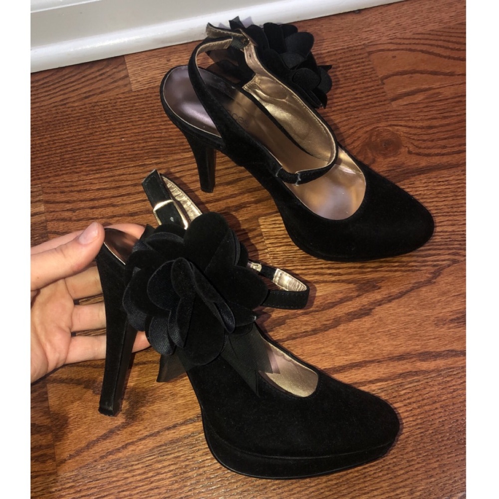 Velvet heels with flower detailing